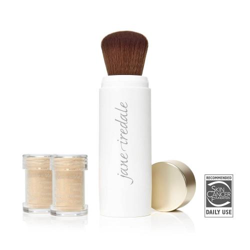 Na zdjęciu jest pędzel zintegrowany z pudrem sypkim  marki Jane Iredale Powder-Me SPF. Produkt składa się z eleganckiego, białego pojemnika z miękkim, zaokrąglonym pędzlem oraz dwóch przezroczystych wkładów z pudrem ochronnym.