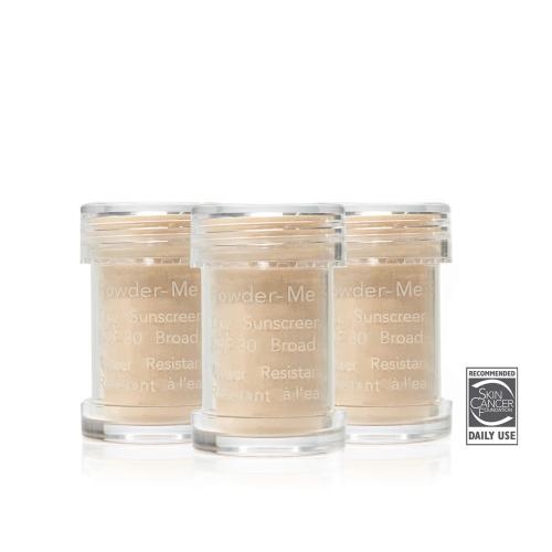Na zdjęciu widać zestaw 3 uzupełniających wkładów  jane iredale Powder-Me SPF® Dry Sunscreen REFILL. Trzy wkłady z pudrem ochronnym SPF 30 (chroniącym przed promieniowaniem UVA/UVB PA+++),  opakowanie zbiorcze w minimalistycznym stylu.