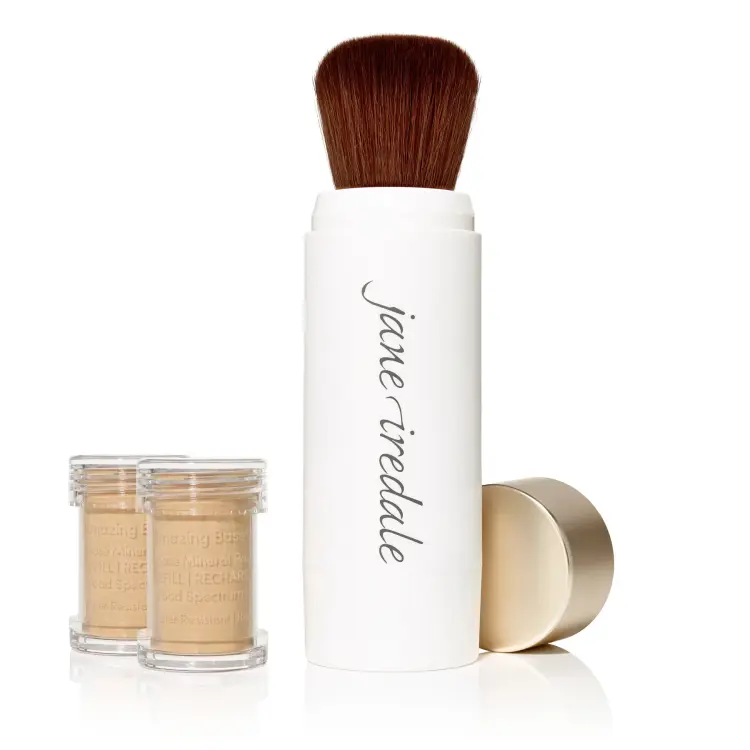 Na zdjęciu jest pędzel zintegrowany z pudrem sypkim  marki Jane Iredale Amazing Base. Produkt składa się z eleganckiego, białego pojemnika z miękkim, zaokrąglonym pędzlem oraz dwóch przezroczystych wkładów z pudrem ochronnym.