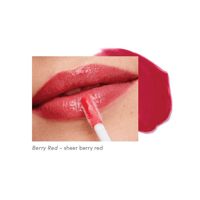 Na zdjęciu są usta modelki pomalowane odcieniem Berry Red. To malinowo-czerwona barwa z lekkim połyskiem. Jest intensywniejszy niż klasyczne róże, ale i bardziej owocowy niż klasyczna czerwień – przez co wygląda świeżo i kobieco, bez efektu przesady.