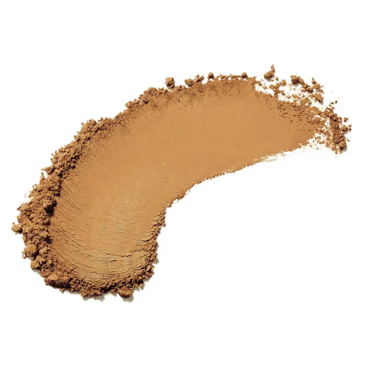 amazing_base_latte Widoczna jest próbka odcienia pudru amazing base Jane Iredale w odcieniu Latte: Ciemny beż z ciepłym, kawowym podtonem
