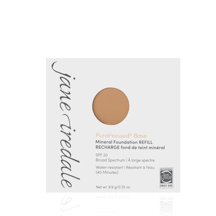 Kwadratowe, papierowe opakowanie pudru mineralnego Jane Iredale PurePressed® Base w wersji refill (wkład uzupełniający). W centrum opakowania widoczny jest okrągły otwór z odsłoniętym pudrem