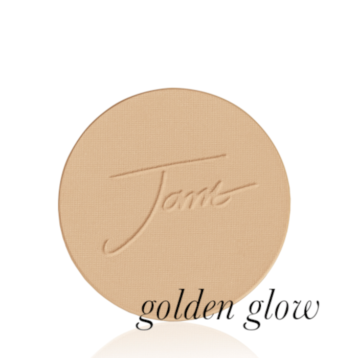 Okrągły, prasowany puder do twarzy marki Jane Iredale w odcieniu Golden Glow: Średni odcień z ciepłym, złocistym podtonem z wytłoczonym logo Jane Iredale.