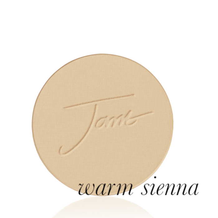 Okrągły, prasowany puder do twarzy marki Jane Iredale w odcieniu Warm Sienna: średni beżowy odcień pudru o lekko brzoskwiniowym tonie z wytłoczonym logo Jane Iredale