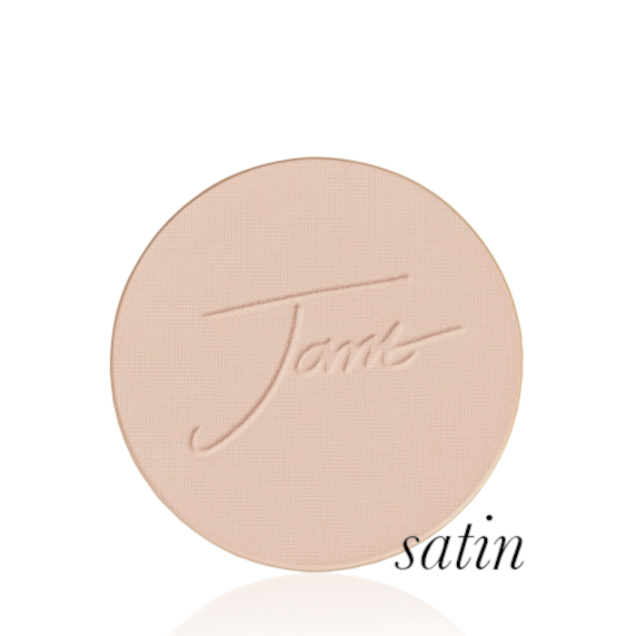 Okrągły, prasowany puder do twarzy marki Jane Iredale w odcieniu Satin: jasny do średniego beż o neutralnym podtonie z wytłoczonym logo Jane Iredale.