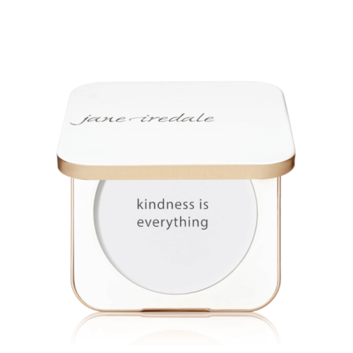 Na zdjęciu jest kompaktowe opakowanie wielokrotnego użytku marki jane iredale.  Mminimalistyczny, elegancki design w kolorze białym, napis na froncie: “you make the world more beautiful.