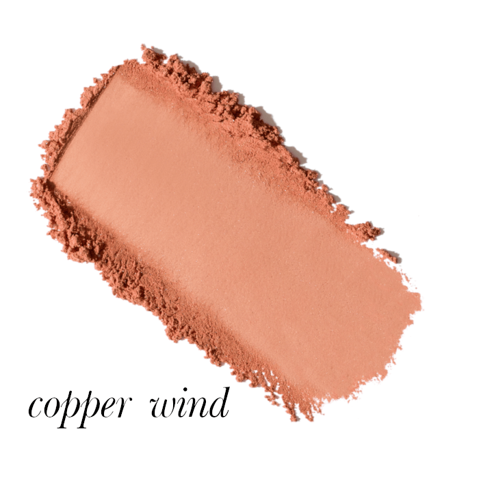Copper Wind – ciepły, brzoskwiniowo-miedziany róż z delikatnym złotym połyskiem; pięknie podkreśla opaloną lub oliwkową cerę.