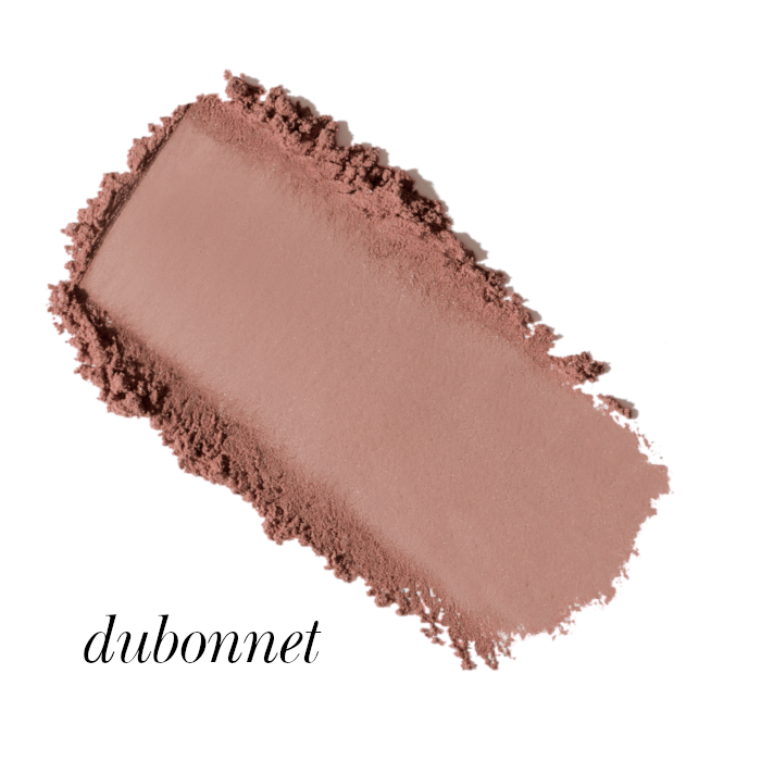 Na zdjęciu widać próbkę odcienia różu Dubonnet Jane Iredale PurePressed® Blush – to chłodny, matowy kolor różowo-śliwkowy, idealny dla średnich karnacji z chłodnym podtonem, który dodaje elegancji i podkreśla kontury twarzy.