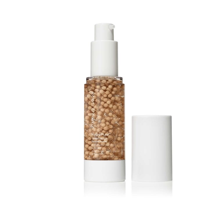 Butelka Jane Iredale HydroPure™ Tinted Serum jest smukła, cylindryczna. Wykonana z przezroczystego tworzywa sztucznego, co pozwala widzieć kolor i ilość produktu w środku. Posiada elegancki, matowy dozownik (pompkę) oraz białą nakrętkę.