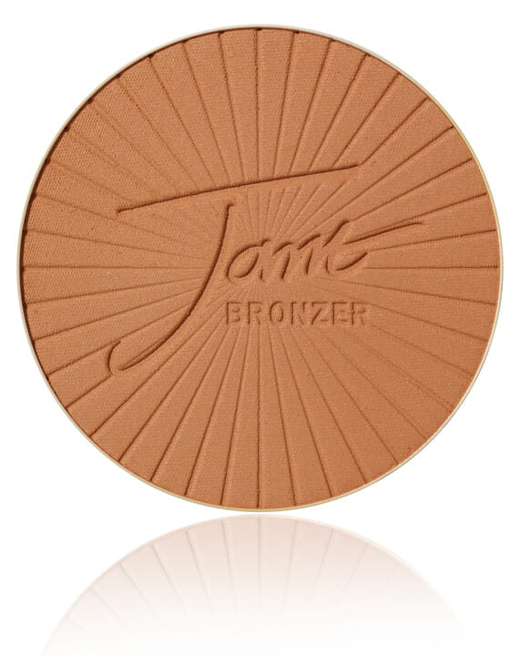 Okrągły, prasowany bronzer do twarzy marki Jane Iredale PureBronze Matte Bronzer w odcieniu MEDIUM  z wytłoczonym logo Jane Iredale. Odcień karmelowy brąz o ciepłym tonie, idealny do średnich i ciemniejszych odcieni skóry.