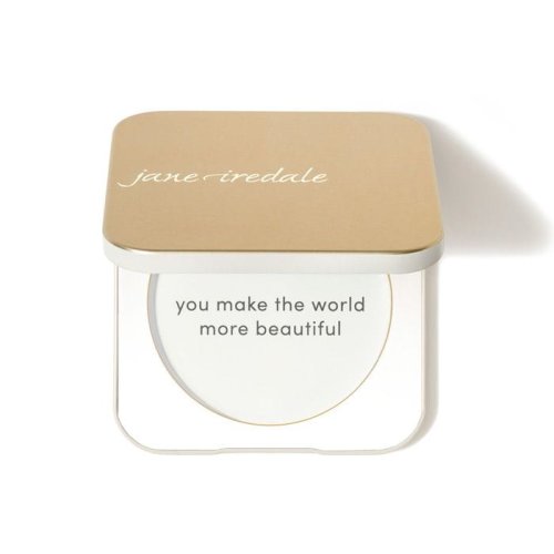 Na zdjęciu jest kompaktowe opakowanie wielokrotnego użytku marki jane iredale.  Mminimalistyczny, elegancki design w kolorze złotym i białym,  napis na froncie: “you make the world more beautiful.