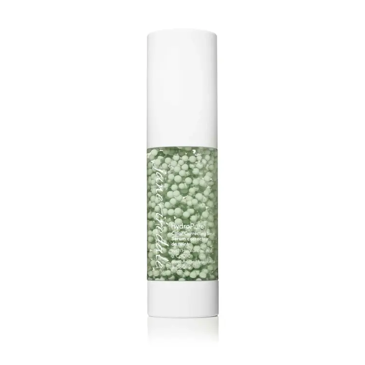 Serum w eleganckim opakowaniu z pompką w białym kolorze. Środkowa, przezroczysta część ukazuje zawartość: zielone kulki zamknięte w żelowej bazie, co nadaje produktowi wyjątkowy i luksusowy wygląd. Produkt z kapsułkami składników aktywnych.