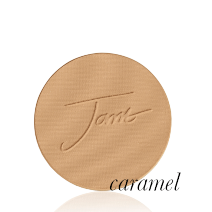 Okrągły, prasowany puder do twarzy marki Jane Iredale w odcieniu Caramel: Ciepły karmelowy odcień z złotym podtonem z wytłoczonym logo Jane Iredale.