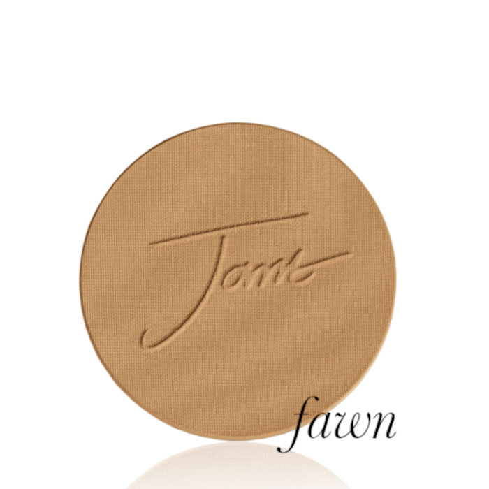 Okrągły, prasowany puder do twarzy marki Jane Iredale w odcieniu Fawn: neutralny odcień z wytłoczonym logo  Jane Iredale.