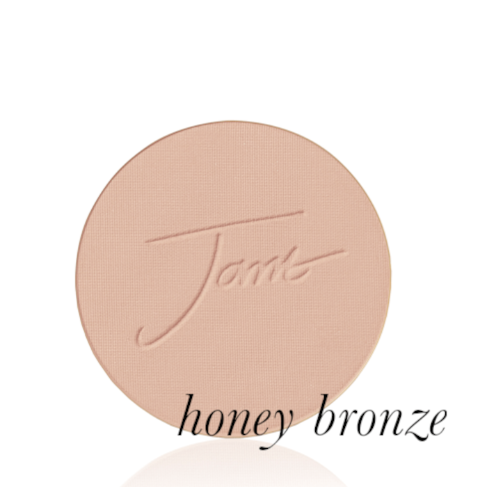 Okrągły, prasowany puder do twarzy marki Jane Iredale w odcieniu Honey Bronze: Średni brąz z ciepłym, miodowym podtonem z wytłoczonym logo Jane Iredale.
