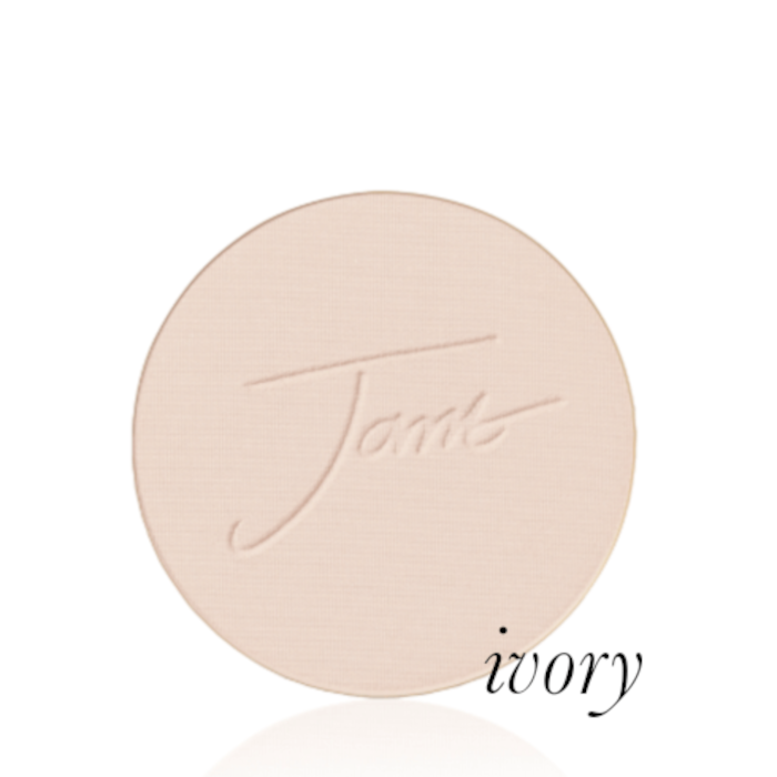 Okrągły, prasowany puder do twarzy marki Jane Iredale w odcieniu Ivory: bardzo jasny odcień kości słoniowej z neutralnym podtonem z wytłoczonym logo Jane Iredale.