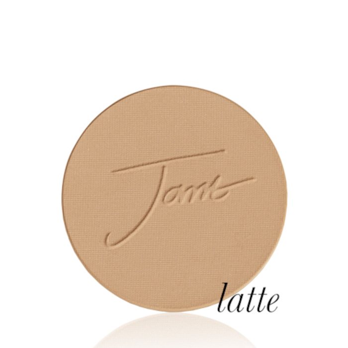 Okrągły, prasowany puder do twarzy marki Jane Iredale w odcieniu Latte: średni beż z ciepłym, karmelowym podtonem z wytłoczonym logo Jane Iredale.