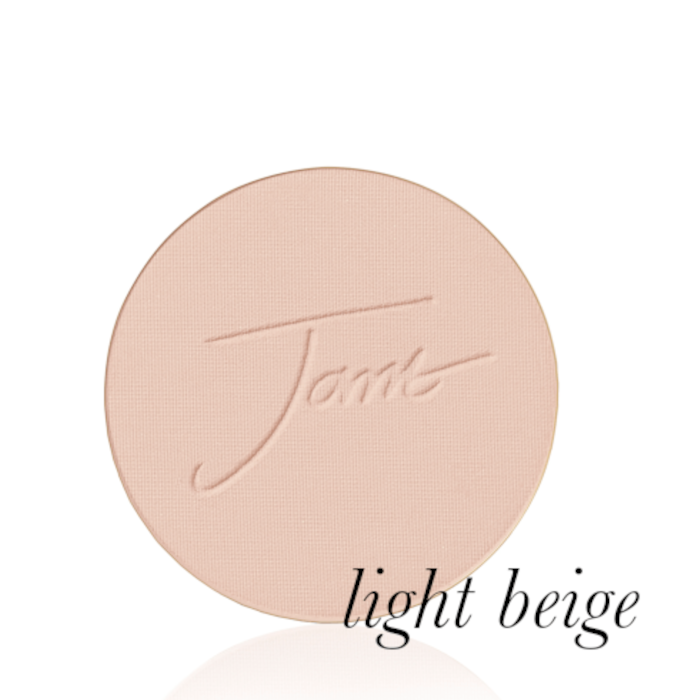 Okrągły, prasowany puder do twarzy marki Jane Iredale w odcieniu Light Beige: jasny beż o neutralno-ciepłym odcieniu z wytłoczonym logo Jane Iredale.