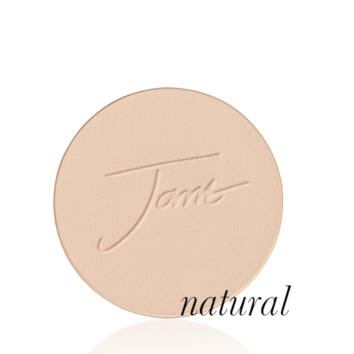 Okrągły, prasowany puder do twarzy marki Jane Iredale w odcieniu Natural: jasny beż z delikatnie złocistym, neutralnym podtonem z wytłoczonym logo Jane Iredale.