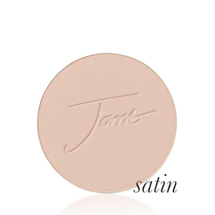 Okrągły, prasowany puder do twarzy marki Jane Iredale w odcieniu Satin: jasny do średniego beż o neutralnym podtonie z wytłoczonym logo Jane Iredale.