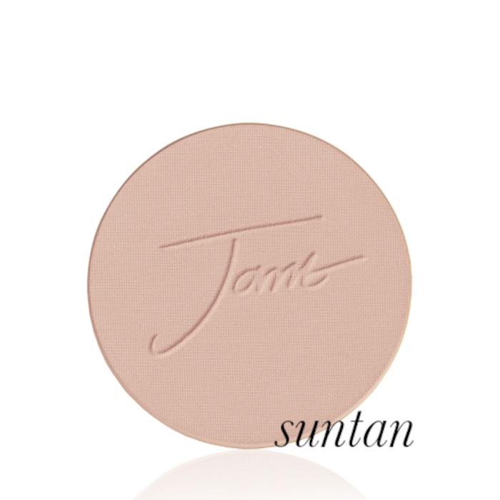 Okrągły, prasowany puder do twarzy marki Jane Iredale w odcieniu Suntan: średni beż z ciepłym, lekko opalonym odcieniem z wytłoczonym logo Jane Iredale