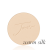 Okrągły, prasowany puder do twarzy marki Jane Iredale w odcieniu Warm Silk: jasny beż z ciepłym, złocistym podtonem z wytłoczonym logo Jane Iredale.