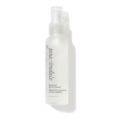 Na zdjęciu widoczna jest przezroczysta butelka z atomizerem marki jane iredale. Na etykiecie napisano:  „Botanical Brush Cleaner”, czyli botaniczny płyn do czyszczenia pędzli.  służy do szybkiego i skutecznego czyszczenia pędzli do makijażu.