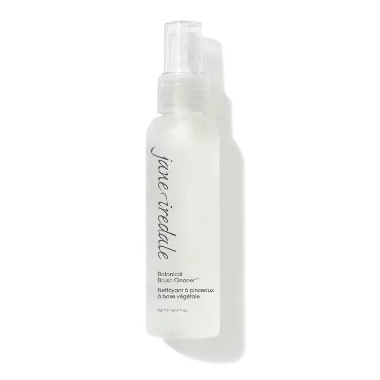 Na zdjęciu widoczna jest przezroczysta butelka z atomizerem marki jane iredale. Na etykiecie napisano:  „Botanical Brush Cleaner”, czyli botaniczny płyn do czyszczenia pędzli.  służy do szybkiego i skutecznego czyszczenia pędzli do makijażu.
