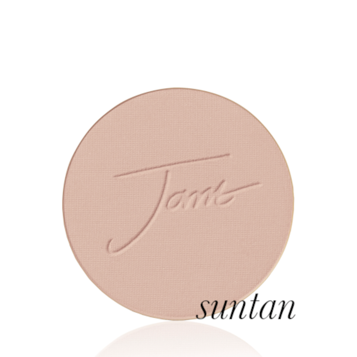 Okrągły, prasowany puder do twarzy marki Jane Iredale w odcieniu Suntan: średni beż z ciepłym, lekko opalonym odcieniem z wytłoczonym logo Jane Iredale