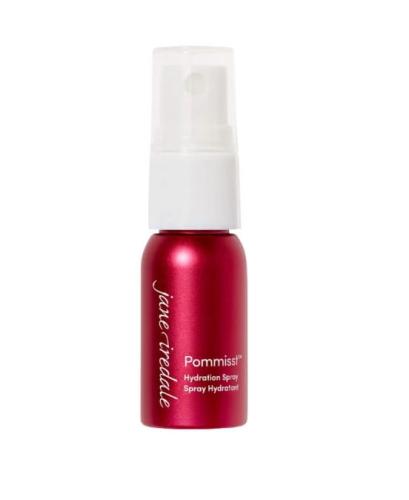 Na zdjęciu znajduje się elegancka czerwona butelka z białym atomizerem MINI wody Jane Iredale Pommist Hydration Spray o pojemności 12 ml. Produkt posiada oznaczenie ECOCERT co potwierdza jego organiczne i naturalne pochodzenie składników.