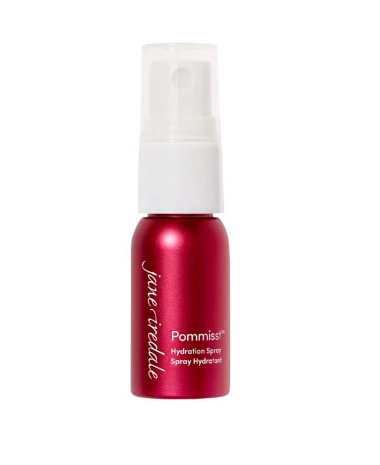 Na zdjęciu znajduje się elegancka czerwona butelka z białym atomizerem MINI wody Jane Iredale Pommist Hydration Spray o pojemności 12 ml. Produkt posiada oznaczenie ECOCERT co potwierdza jego organiczne i naturalne pochodzenie składników.