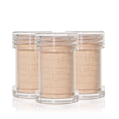 Na zdjęciu widać zestaw 3 uzupełniających wkładów  jane iredale amazing base REFILL. Trzy wkłady z pudrem ochronnym SPF 20 (chroniącym przed promieniowaniem UVA/UVB PA+++),  opakowanie zbiorcze w minimalistycznym stylu.