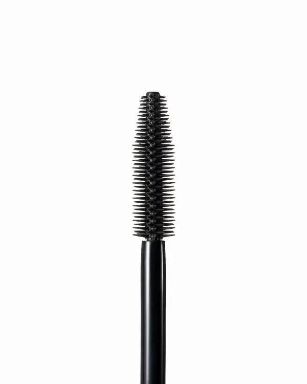 Szczoteczka tuszuJane Iredale Lash Fixation Tubing Mascara w dużym zbliżeniu. Kształt stożkowy, gęste, równomierne  silikonowe wypustki równomiernie rozdzielają rzęsy, zapobiegają ich sklejaniu i umożliwiają dokładne pokrycie tuszem.
