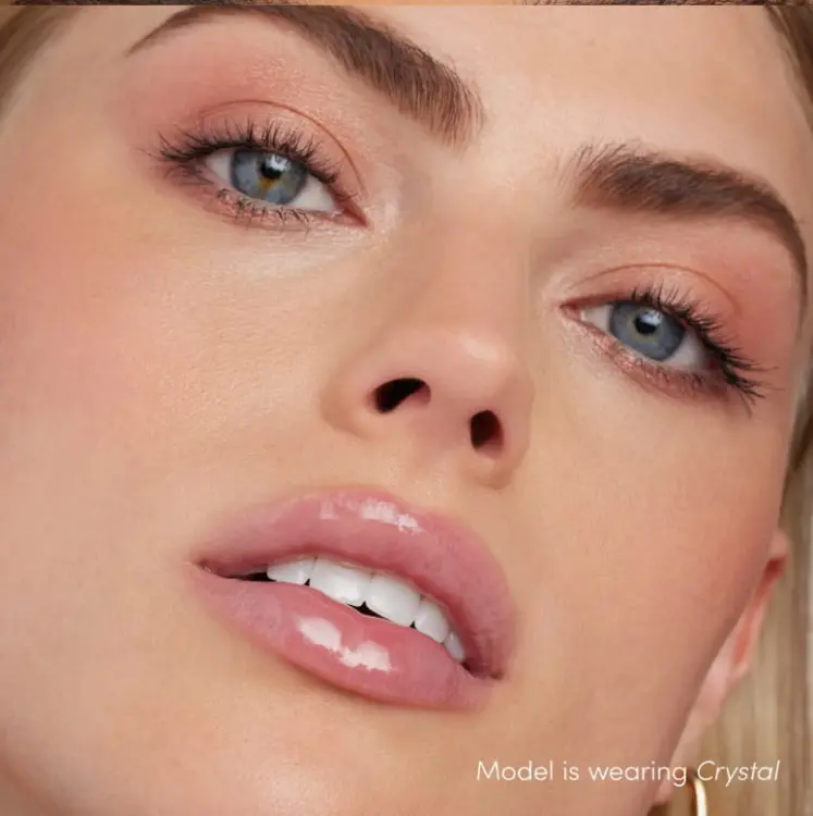 Na obrazku jest modelka z ustami pomalowanymi  odcieniem błyszczyka do ust Jane Iredale o nazwie Crystal. Crystal to transparentny, bezbarwny błyszczyk. To uniwersalny produkt, który pasuje do każdego makijażu i koloru ust.