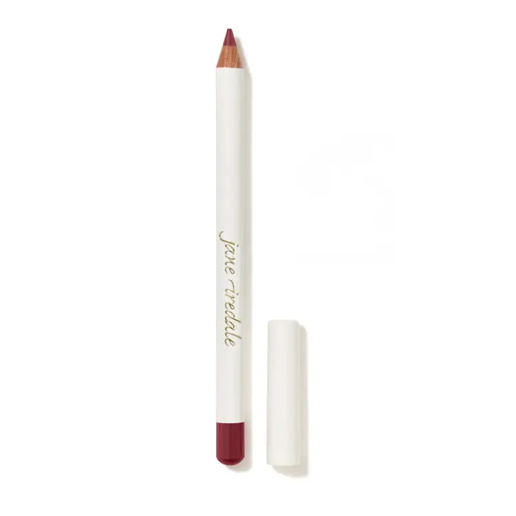 Na zdjęciu kredka do ust Jane Iredale. Ma elegancki, biały korpus z logo marki oraz kolorową końcówkę odpowiadającą odcieniowi kredki. To uniwersalne kredki, które mogą być używane zarówno do konturowania ust, jak i do całkowitego ich wypełnienia