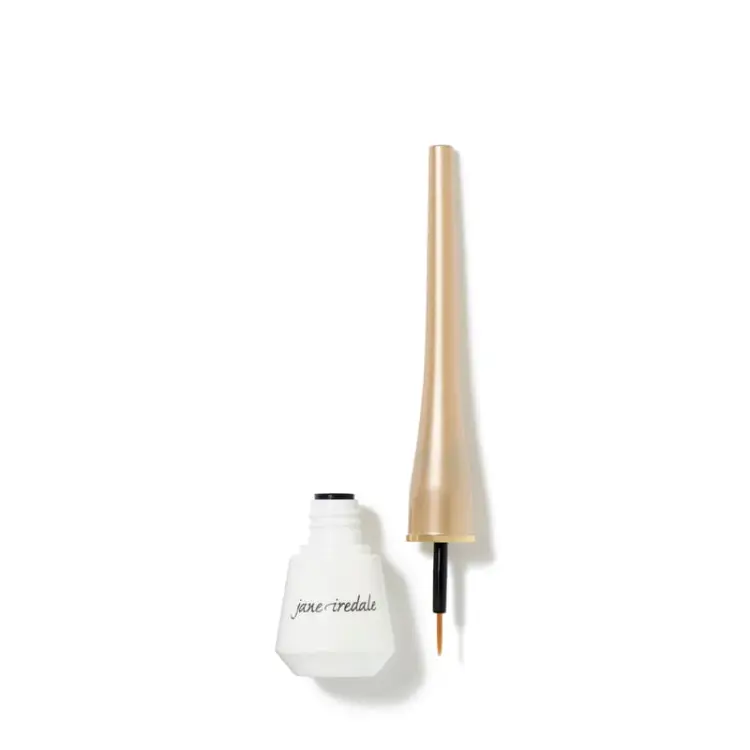 Eyeliner w płynie marki jane iredale, z cienkim, precyzyjnym pędzelkiem – idealnym do tworzenia dokładnych kresek. Produkt w eleganckim, smukłym opakowaniu z białym, matowym dołem i złotą zakrętką.