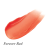 Na zdjęciu znajduje się próbka koloru produktu Jane Iredale Just Kissed Lip and Cheek Stain w odcieniu Forever Red.  Kolor to ciepła, półtransparentna czerwień z delikatnym połyskiem