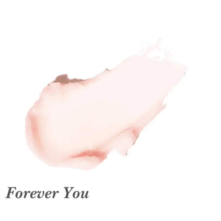 Na zdjęciu widoczny jest odcień Forever You z linii Just Kissed Lip and Cheek Stain marki Jane Iredale.  Kolor produktu ma bardzo delikatny, niemal transparentny odcień z subtelnym różowym tonem.