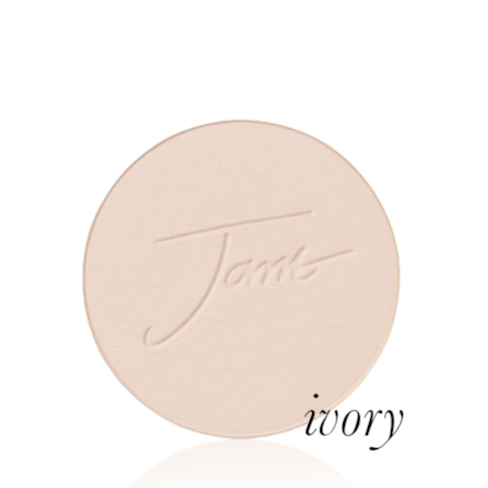 Okrągły, prasowany puder do twarzy marki Jane Iredale w odcieniu Ivory: bardzo jasny odcień kości słoniowej z neutralnym podtonem z wytłoczonym logo Jane Iredale.