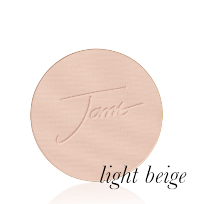 Okrągły, prasowany puder do twarzy marki Jane Iredale w odcieniu Light Beige: jasny beż o neutralno-ciepłym odcieniu z wytłoczonym logo Jane Iredale.