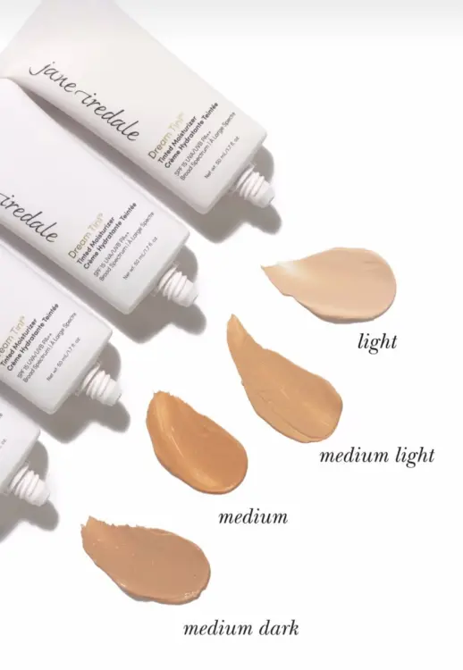 4 tubki podkładu Dream Tint Tinted Moisturizer -ułożone bokiem, z każdej tubki wypływa próbka podkładu w danym odcieniu.