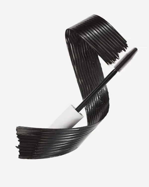 Na przesłanym obrazie widzimy tusz do rzęs Jane Iredale Lash Fixation Length & Definition Tubing Mascara w ujęciu artystycznym, które podkreśla jego unikalną formułę „tubing”.