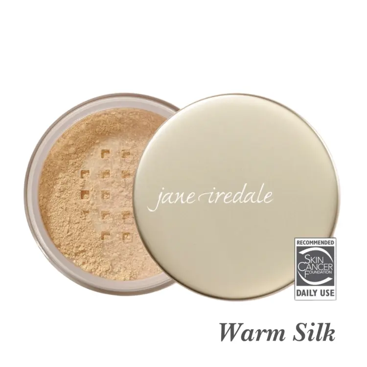 Warm Silk to sypki podkład mineralny Jane Iredale o ciepłym, jasnym odcieniu z żółtymi tonami, idealny dla jasnej karnacji, zapewniający naturalne krycie, ochronę SPF 15 i rekomendowany przez Skin Cancer Foundation do codziennego użytku.