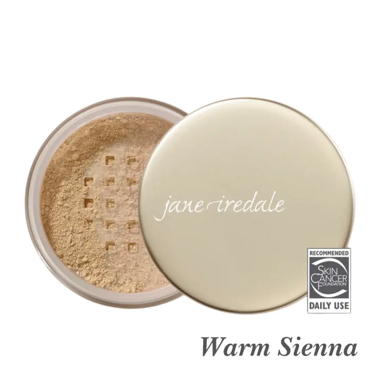 Warm Sienna to sypki podkład mineralny Jane Iredale o ciepłym, średnim odcieniu z żółto-beżowymi tonami, idealny dla skóry lekko opalonej lub o oliwkowej karnacji, z ochroną SPF 15 i rekomendacją Skin Cancer Foundation.
