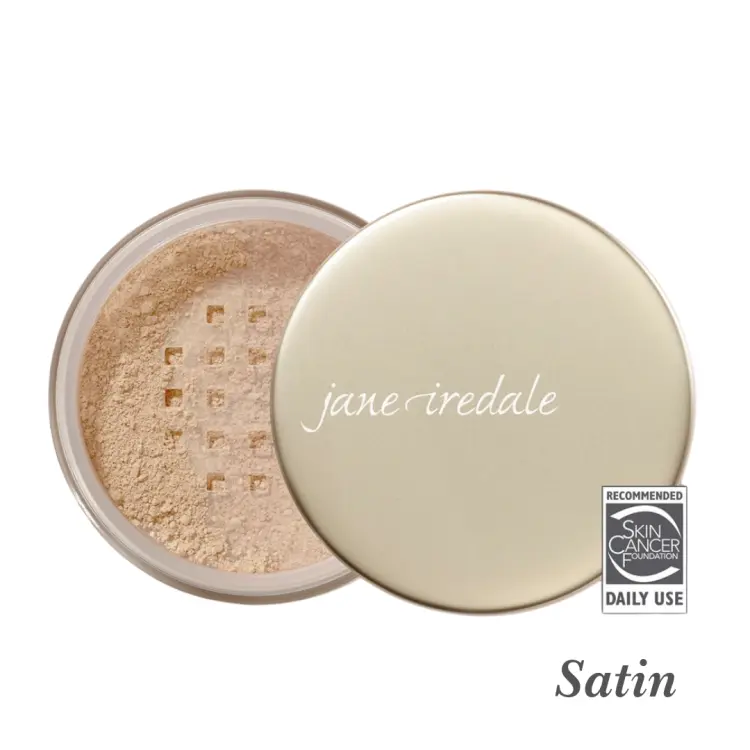 Satin to sypki podkład mineralny Jane Iredale w neutralnym, jasnym odcieniu dla skóry o zrównoważonym tonie, zapewniający naturalne wykończenie, ochronę SPF 15 oraz rekomendację Skin Cancer Foundation.