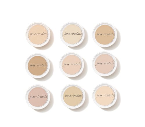 Na zdjęciu widać dziewięć okrągłych pudrów w wersji mini marki Jane Iredale, ułożonych w siatkę 3x3. Każdy z nich ma inny odcień – od bardzo jasnych po nieco ciemniejsze tonacje, idealne do dopasowania do różnych typów cery.