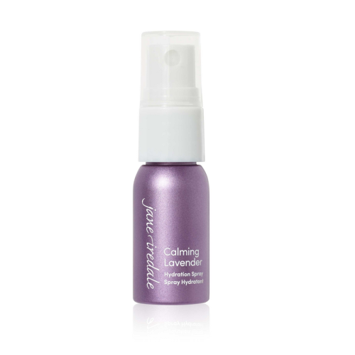 Na zdjęciu znajduje się elegancka, fioletowa mini butelka z białym atomizerem wody Jane Iredale Lavender Hydration Spray o pojemności 12 ml. Produkt posiada oznaczenie ECOCERT co potwierdza jego organiczne i naturalne pochodzenie składników.