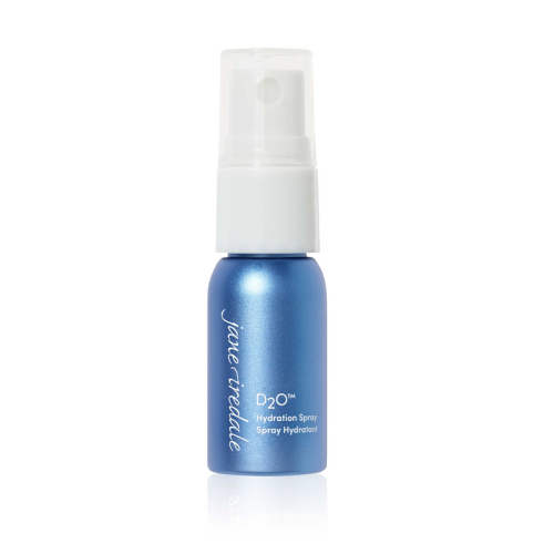 Na zdjęciu znajduje się elegancka, niebieska mini butelka z białym atomizerem wody Jane Iredale D2O Hydration Spray o pojemności 12 ml. Produkt posiada oznaczenie ECOCERT co potwierdza jego organiczne i naturalne pochodzenie składników.