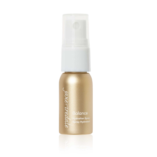 Na zdjęciu znajduje się elegancka złota mini butelka z białym atomizerem wody Jane Iredale  Balance Hydration Spray o pojemności 12 ml. Produkt posiada oznaczenie ECOCERT co potwierdza jego organiczne i naturalne pochodzenie składników.