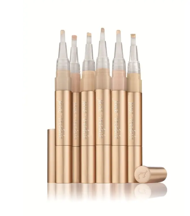 Na zdjęciu znajduje się zestaw korektorów rozświetlających Active Light marki Jane Iredale. Produkty mają eleganckie, złote opakowania w formie pisaka z pędzelkowym aplikatorem. Dostępne są w różnych odcieniach, dopasowanych do karnacji.